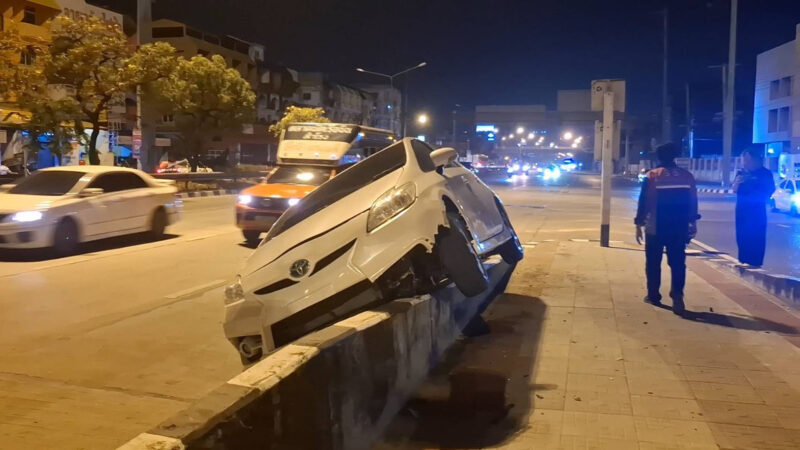 หนุ่มใหญ่วัย 45 ปี ขับรถหลับใน รู้ตัวอีกทีเจอรถคันหน้าจนต้องหักหลบ ก่อนรถปีนแท่นแบริเออร์ โชคดีไม่ได้รับบาดเจ็บ