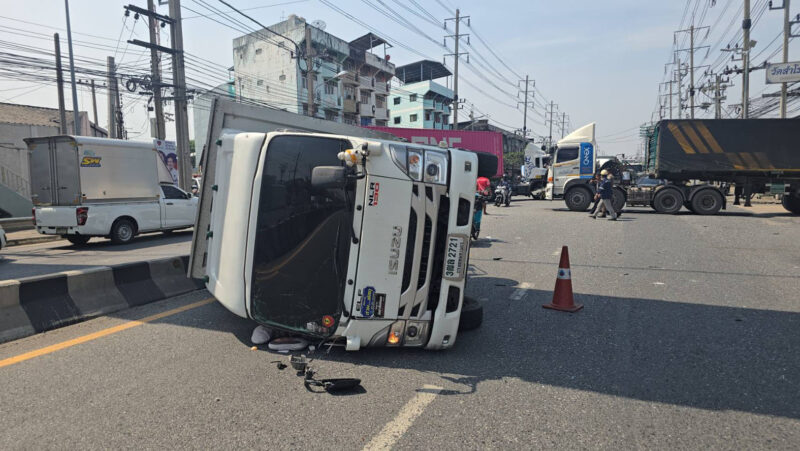 รถบรรทุกตู้ทึบพุ่งเฉี่ยวชน 22 ล้อ พลิกคว่ำกลางถนนปู่เจ้าสมิงพราย