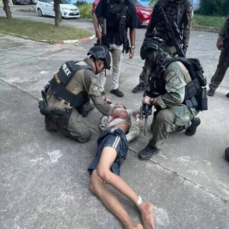 คลี่คลายตำรวจจับกุมคนร้าย เป็นเยาวชนอายุ 17 ปี ก่อเหตุบุกยิงจับครู-นักเรียน ภายในโรงเรียนพะตงประธานคีรีวัฒน์