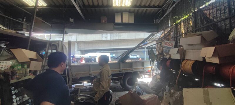 ปทุมธานี – กล้องวงจรปิดจับภาพ 6 ล้อเบรกแตกพุ่งทะลุร้านขายน็อตพนักงานกระโดดหนีตายหวุดหวิด