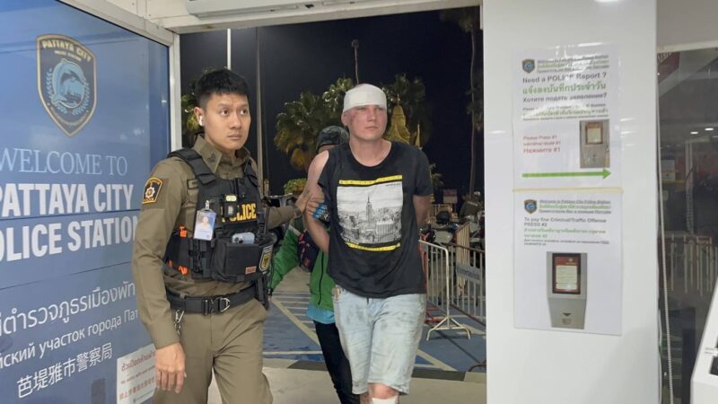 เดือด รุมสกรัมหนุ่มรัสเซียเมาเพี้ยนทำร้ายผู้หญิงไทย