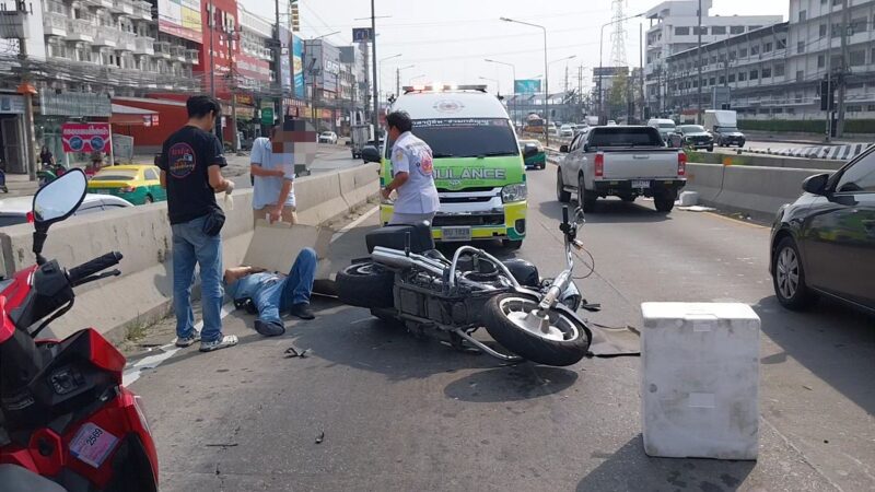 กล่องโฟมตกกลางถนนเป็นเหตุ ทำรถเบรกกะทันหัน หนุ่มใหญ่ต่างชาติขี่ฮาร์ลีย์เบรกไม่ทันชนท้ายบีเอ็มเจ็บ