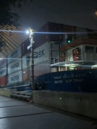 ระทึกกลางดึก! เรือบรรทุกตู้คอนเทนเนอร์หลุดร่องน้ำ พุ่งชนเขื่อนริมน้ำเจ้าพระยา เสียหายย่านพระประแดง ระทึกค่ำริมเจ้าพระยา!