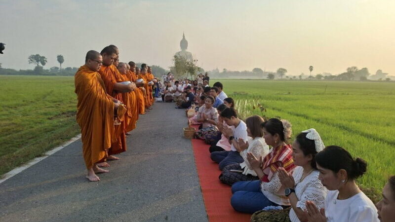 อ่างทอง – ชาวบ้านจำนวนมากร่วมตักบาตรยามเช้าหลังองค์พระใหญ่ในวันวาเลนไทน์