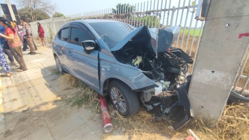 ปทุมธานี – สาวแคตดี้ขับเก๋งเสียหลักชนเสาไฟฟ้าเสียชีวิตคาพวงมาลัยไมค์ค้าง140กม./ชม.