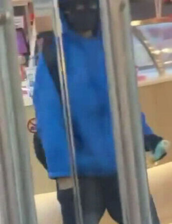 ชายบุกธนาคารสาดน้ำมันขู่เผา รีดเงิน 5 ล้าน ผู้จัดการฮึดสู้ ก่อนถูกรุมประชาทัณฑ์