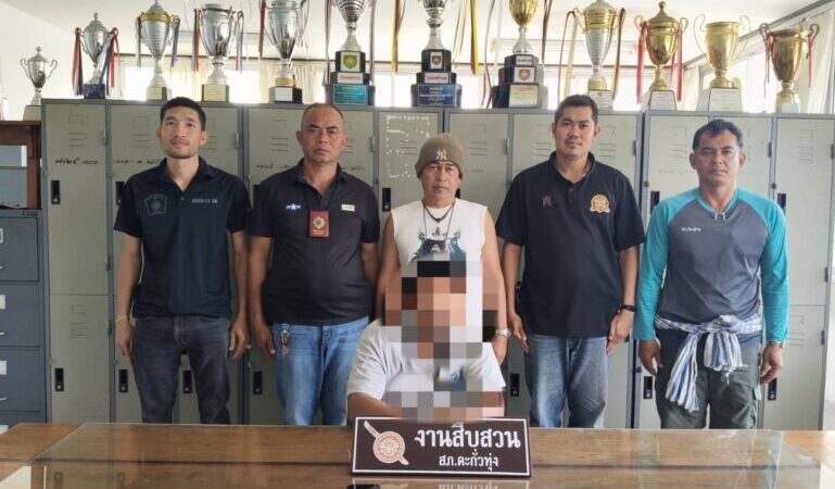 พังงา-ชุดสืบสวนสภ.ตะกั่วทุ่งพร้อมผู้ใหญ่บ้าน บุกจับหนุ่มตำบลถ้ำพร้อมของกลาง ยาบ้า-ไอซ์ และเล่นพนันออนไลน์