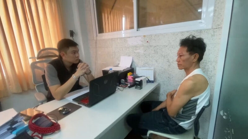 พนักงานสอบสวนสอบปากคำโจรเอาน้ำมันราด ผจก.ธนาคารขู่เอาเงิน 5 ล้านไปไม่รอด