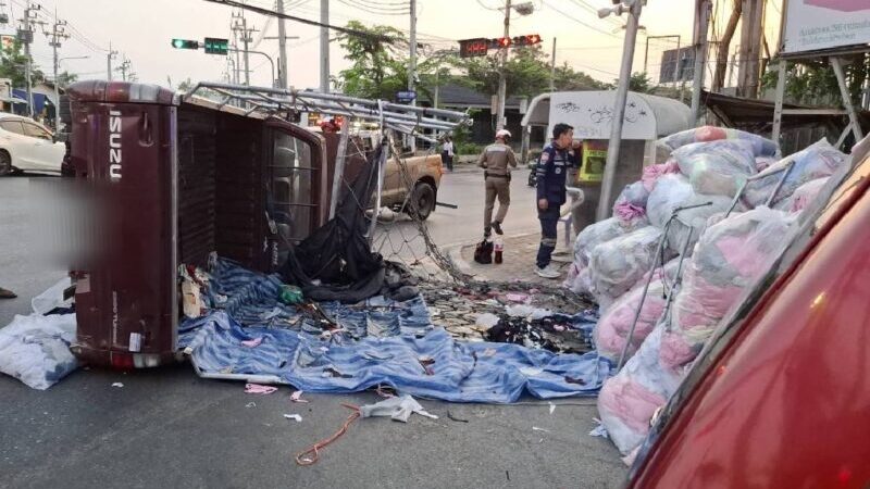 รถกระบะบรรทุกเศษผ้าพลิกคว่ำกลางถนนพุทธบูชา โชคดีไร้ผู้บาดเจ็บ