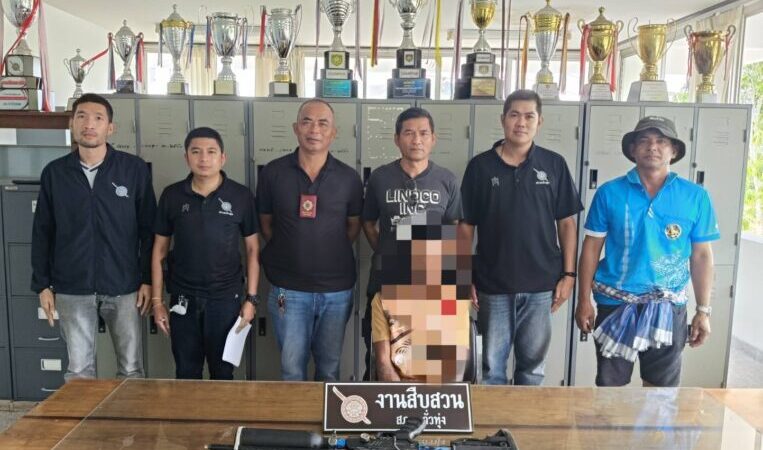 พังงา-ชุดสืบสวนสภ.ตะกั่วทุ่งพร้อมผู้ใหญ่บ้าน บุกจับหนุ่มกะไหลหนีหมายจับ พร้อมอาวุธปืน