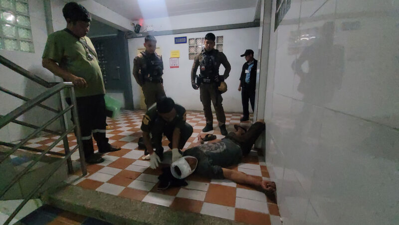 หนุ่มพม่าเมากินเหล้าห้องเพื่อน ตื่นมาเงินหาย โวยลั่นหาว่าเพื่อนขโมย สุดท้ายถูกกระบองฟาดหัวแตกนอนสลบ