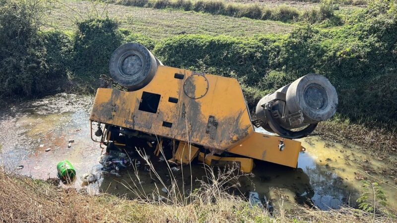 ร้อยเอ็ด – หนุ่มวัย19โชเฟอร์รถบดถนนเสียหลักตกถนนทับร่างดับ