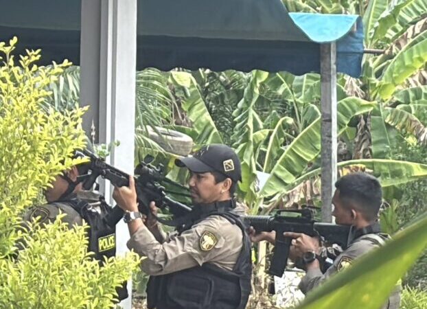 ปิดล้อมบ้านชายอารมณ์ขึ้นๆลงๆหลังชอบพกปืน จนชาวบ้านรำคาญ