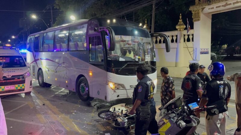 สุดซวย หนุ่มขี่ จยย.หักหลบสาวสติไม่ดีจนเสียหลักชนรถบัสดับ