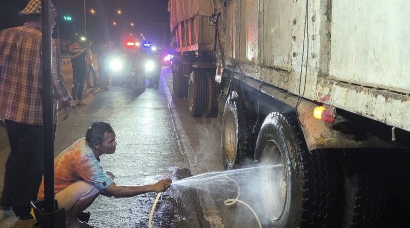 นครนายก – รถบรรทุกพ่วง 22 ล้อเกิดเบรคติดควันไฟพวยพุ่ง รถยนต์ตามหลังมาบีบแตรให้หยุดโทรแจ้งรถดับเพลิงมาช่วยได้ทัน