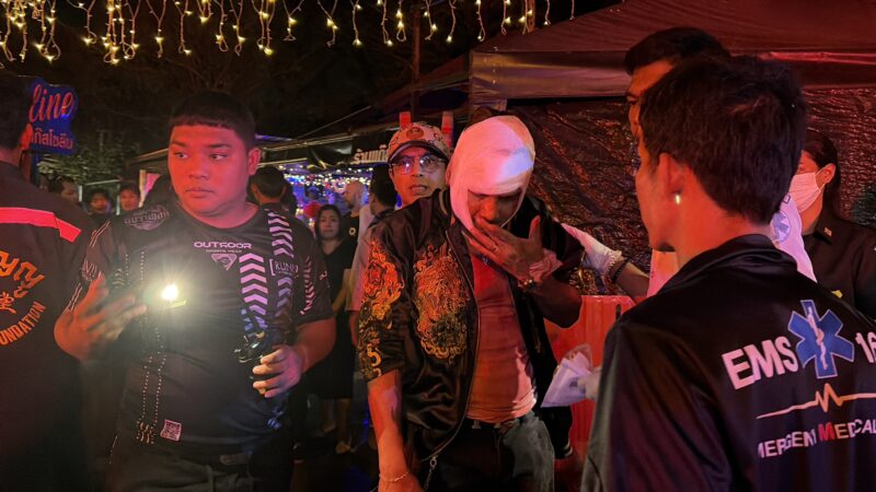 เตือนห้ามสูบบุหรี่ในร้าน กลายเป็นเหตุชุลมุน หนุ่ม 46 ถูกปาขวดใส่เจ็บ เพื่อนเข้าไปช่วยห้ามถูกลูกหลงหัวแตก