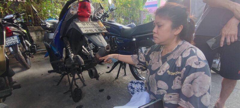 ปทุมธานี – เจ้าของรถสุดช้ำถูกโจรขโมยล้อแม็กรถจยย.2ข้างทิ้งแต่ซากรถให้ดูต่างหน้า