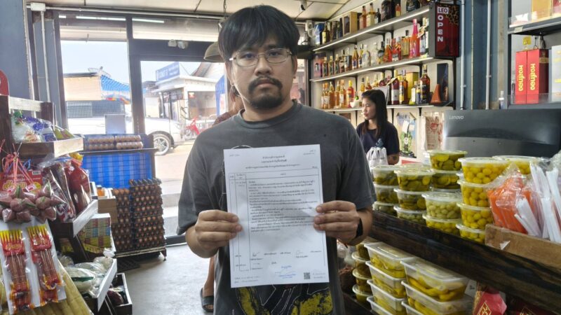 ปทุมธานี – โจรสายชิวผิวปากสบโอกาสฉกโทรศัพท์ร้านชำกล้องวงจรปิดจับภาพได้