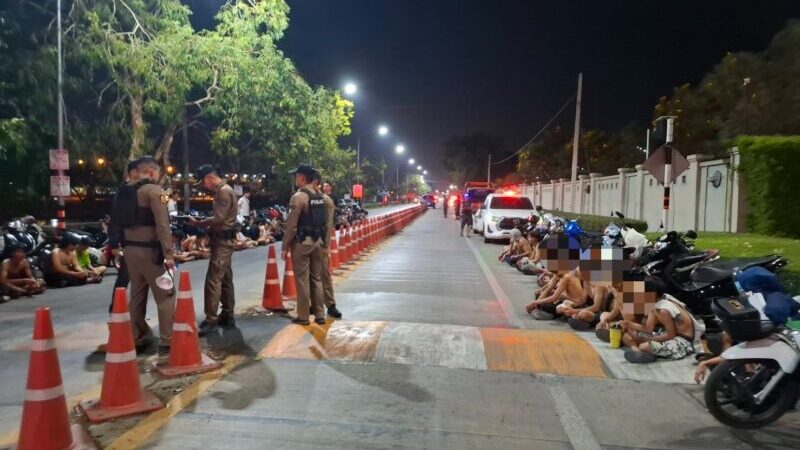 ปทุมธานี – เปิดปฏิบัติการฟ้าสางล้อมจับแก๊งเด็กแว้นรวบ 80 คนยึดรถ 57 คันหน้าหมู่บ้านดัง