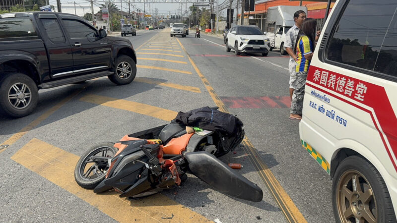 เปิดกล้องหน้ารถนาที นักเรียน ม.3 โกงความตาย ขี่มอไซค์ถูกรถพ่วงตัดหน้าเบรกล้มไถลเข้าใต้ท้องรถอาการสาหัส