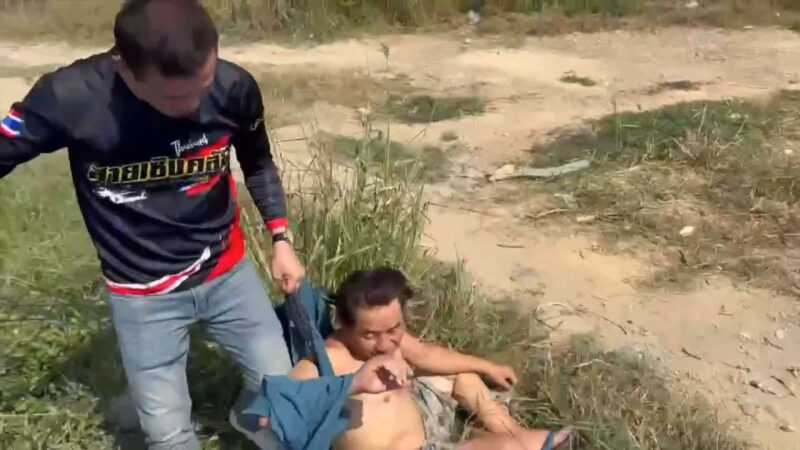 ชนแล้วเดือด! กระบะเฉี่ยวชนมอไซค์ ก่อนลงมาเตะกันกลางถนน ยอมรับทั้งคู่ดื่มสุรา