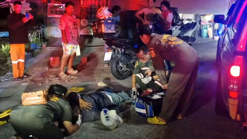 ชายวัย 48 ปี ขี่มอไซค์หลุดโค้งพลิกคว่ำได้รับบาดเจ็บ