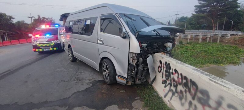 ปทุมธานี – รถตู้พากลุ่มผู้พิการขายลอตเตอรี่หักหลบกระบะตัดหน้า พุ่งอัดแบริเออร์ข้างทางเจ็บ 6 ราย