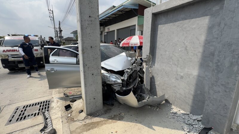 ปทุมธานี – อดีตเทศกิจขับเก๋งพุ่งชนรถก๋วยเตี๋ยวพ่วงข้างสาวลาวถูกอัดก๊อปปี้เสียชีวิตบาดเจ็บอีก 3 ราย