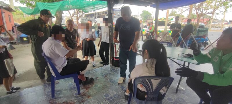 ปทุมธานี – หนุ่มหึงโหดถือมีดดักรอรถบัสรับส่งนร.ขึ้นไปฟันแฟนสาวบาดเจ็บเพื่อนชายช่วยถูกฟันขาเหวอะอีกราย