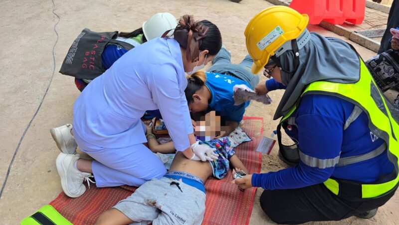 บีบหัวใจกู้ชีพกู้ภัยเร่งยื้อชีวิตเด็กชายวัย 8 ขวบ ที่ถูกบรรทุกทับจนหมดสติคาถนน ต่อหน้ามารดา