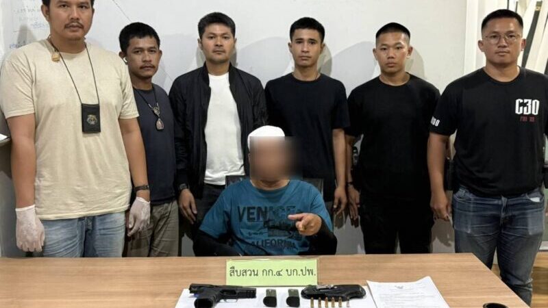 ตำรวจคอมมานโดบุกรวบ “เสี่ยน้อย” เจ้าของตลาดดังย่านอ่อนนุช ควง 9 มม. ยิงขู่ชาวบ้าน ตรวจสอบพบหมายจับค้างเก่าคดีปืนเพียบ!