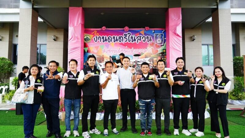 เทศบาลนครบ้านสวนไอเดียเก๋จัดโครงการคนละครึ่งให้ประชาชนในพื้นที่ซื้อทุกอย่างคนละครึ่งหมดเพื่อช่วยฟื้นฟูเศรษฐกิจในเดือนแห่งความรักมีประชาชนนับพันร่วมโครงการด้วยใบหน้ายิ้มแย้ม