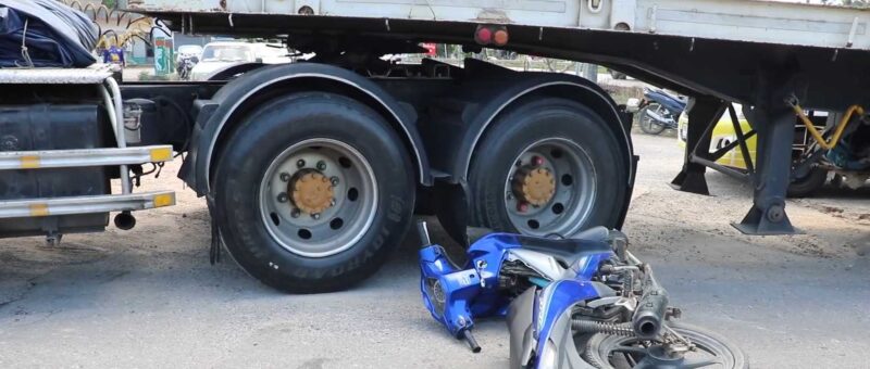 02-03-69ชุมพร-รถพ่วงหักเลี้ยวแวะกินข้าวทับจยย.เด็กม.1กับเพื่อนวัย 16 ปีดับ 2 ราย