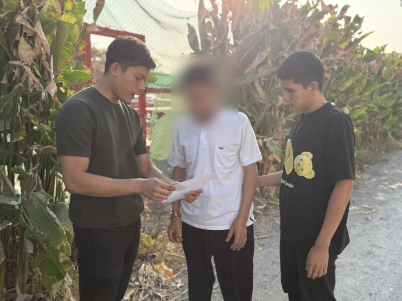 รวบคาสถานีรถไฟ! คอมมานโดจับหนุ่มวัย 56 เปิดบัญชีม้า อ้างเพื่อนหลอกไปใช้ขายกระเป๋า สุดท้ายทำเหยื่อสูญเงินกว่า 2 แสน