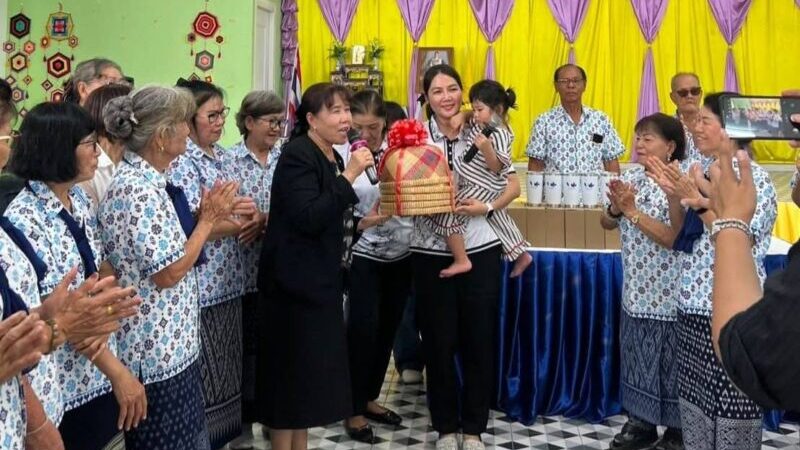 วัลยา ภัทรวิริยสกุล(กิ๊ฟ)สจ.บ้านบึงร่วมกิจกรรมโรงเรียนสูงวัยมาบไผ่วิทยา ส่งกำลังใจผู้สูงอายุ