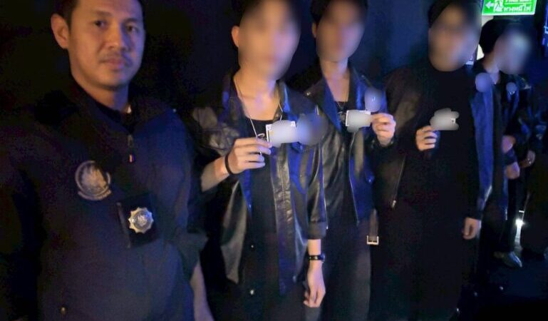 ตม.1 ผนึกกำลัง จัดหางาน ปูพรมตรวจย่านสุทธิสาร-ลาดพร้าว จับต่างด้าวทำงาน 9 ราย รวบหนุ่มเกาหลีแอบทำงานบาร์โฮส