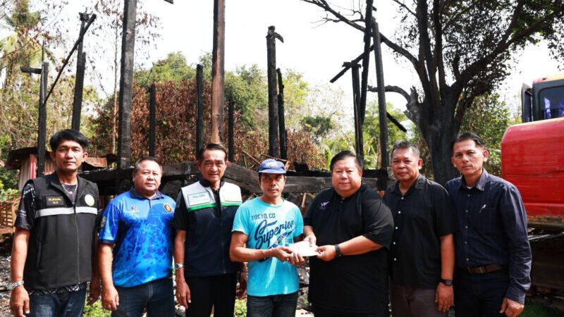 พิษณุโลก อบจ.พิษณุโลก ส่งเครื่องจักรกลช่วยรื้อเศษซากบ้านพักซับน้ำตาผู้ประสบอัคคีภัยใน ต.หนองแขม อ.พรหมพิราม