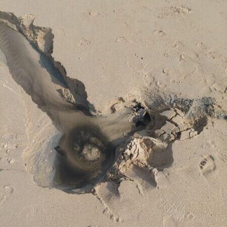 พังงา – เมื่อไหร่จะแก้ พบน้ำเน่าเสียโผล่กลางชายหาดเกาะยาวใหญ่อีกครั้ง ชาวบ้านวอนรัฐเร่งแก้ หวั่นกระทบการท่องเที่ยว