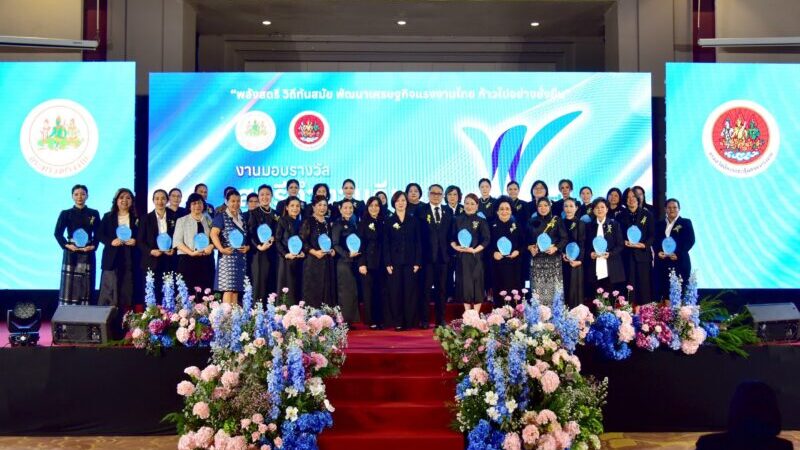 พังงา- ป้าวัลลภา นายกสมาคมแม่ดีเด่นแห่งชาติ สาขาพังงา รับรางวัลสตรีทำงานดีเด่นจาก รมว.กระทรวงแรงงาน เนื่องในวันสตรีสากล 2569