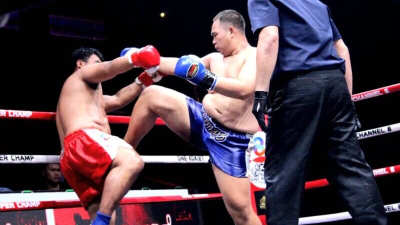 รุ่งรัตน์ พุ่มพันธ์มวย มวยมากประสบการณ์ วัย 30 ปีจากเมืองช้างสุรินทร์ อาศัยประสบการณ์ออกอาวุธครบเครื่องเร่งในยกสุดท้ายชนะคะแนนในการชกเป็นคู่เอกศึกมวยไทย” SUPER CHAMP” บายวันก่อเกียรติ รับประกันความมันส์โดย “เสี่ยโก้” นายก่อเกียรติ พาณิชยารมณ์ และนายสรวีร์ ฤทธิชัย