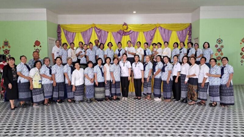 อบต.มาบไผ่จัดกิจกรรมส่งมอบเครื่องแต่งกายผู้สูงอายุ พร้อมสนับสนุนโรงเรียนสูงวัยมาบไผ่วิทยา