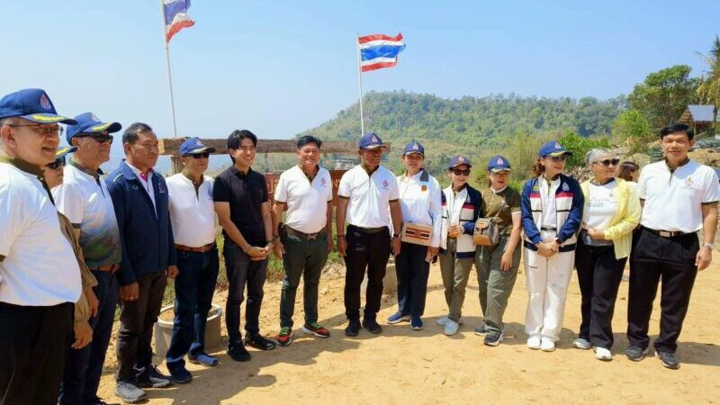 วันเกิดที่แนวหน้า…น้ำตาซึม! รองแม่ทัพณัฏฐ์ นำเพื่อน พสบ ทภ.2 ขึ้นช่องอานม้าเยี่ยมทหารชายแดน จัดเซอร์ไพรส์เค้กวันเกิดให้นายทหารกลางฐานต่อพงษ์