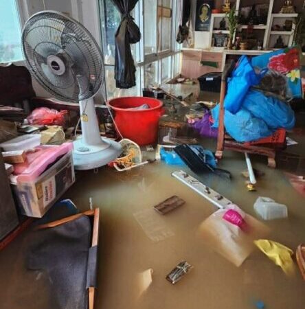 พบชาวบ้านอีกรายพื้นที่คลองแหที่ถูกน้ำท่วม ไม่ได้เงินค่าซ่อมแซมบ้าน ทั้งหมู่บ้านได้เงินค่าซ่อมแซมบ้าน ยกเว้นบ้านตนเองหลังเดียวไม่ได้