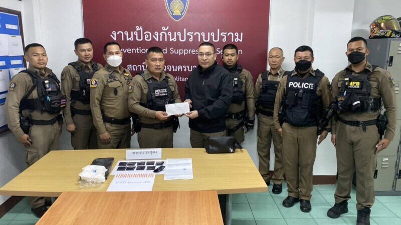 สายตรวจ สน.ท่าข้าม ไล่สกัดชายต้องสงสัยกลางดึก ยึดยาบ้า 2,000 เม็ด ซอยบางกระดี่ 19