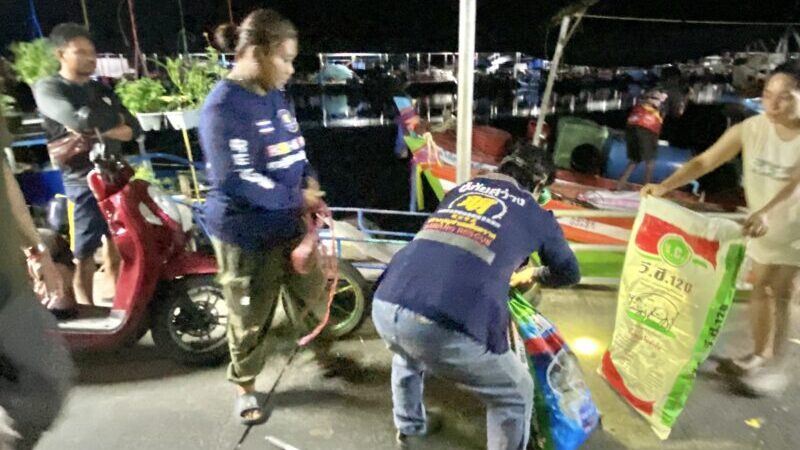 ตราด !ผงะ! ชาวบ้านนอนไม่หลับงูจงอางโผล่ในเรือยาว 4 เมตร เลื้อยซุกในห้องเก็บอุปกรณ์ดักลอบและอวนในเรือ สมาคมสว่างบุญช่วยเหลือธรรมสถานตราดเขตไม้รูด ช่วยกันจับงูจงอาง ความยาว 4 เมตร หลังเลื้อยข้ามสะพานทางเดินลงเข้าไปซุกซ่อนในห้องเก็บอุปกรณ์ดักลอบและอวนของเรือประมงพื้นบ้านไม้รูด