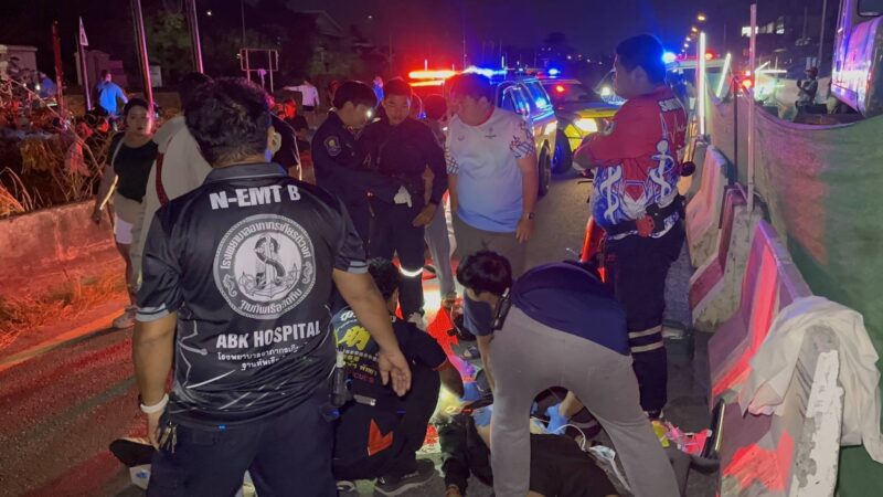 สาวหล่อ ซิ่งบิ๊กไบค์ชน จยย.กระเด็นกระแทกแบริเออร์ ดับ