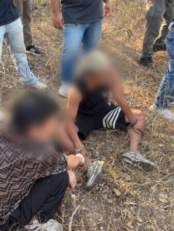 ตำรวจสอบสวนกลาง (CIB) ​ตำรวจทางหลวงสกัดขบวนการลำเลียงชาวจีนหลบหนีเข้าเมืองกลางนครสวรรค์ ต่อสู้ขัดขืนพยายามแย่งปืนตำรวจ ยึดโทรศัพท์กว่า 70 เครื่อง