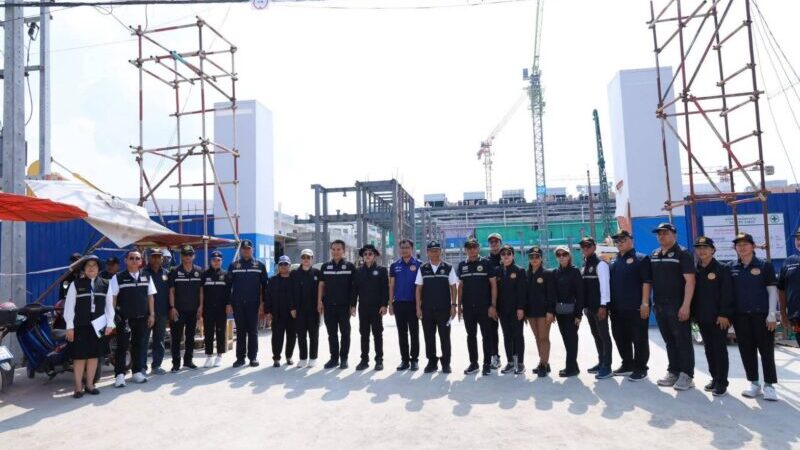 ชลบุรี บูรณาการทุกภาคส่วน ลงพื้นที่คลองตำหรุ แจงข้อเท็จจริงปมก่อสร้างคลังสินค้า พร้อมสั่งเข้มมาตรการสิ่งแวดล้อม-แรงงาน