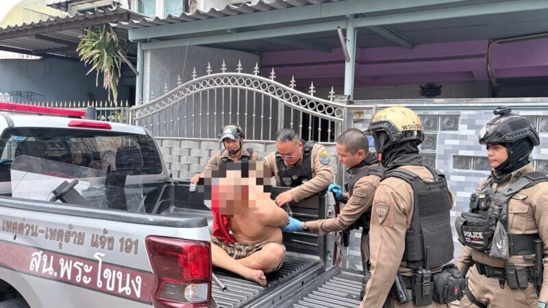 ปพ.บก.น.5 ร่วมสายตรวจ สน.พระโขนง สยบชายคลั่งอาละวาดในบ้าน ก่อนพบมีหมายจับคดียาเสพติด ติดตัว รวบส่งดำเนินคดี