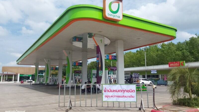 เดือดร้อนทุกหย่อมหญ้า ปั๊มสงขลา ขายน้ำมันครึ่งวัน คลังน้ำามัน จ่าย ให้ปั๊ม 1/3 ของยอดขาย ชาวบ้านสงสัย กันตุน ไว้รอปรับราคาใหม่วันที่ 17 มีค.เมืองเศรษฐกิจเดือดร้อนหนัก รถบรรทุกส่งสินค้า มาเลเซีย-สิงคโปร์ ไม่มีน้ำมันเติม